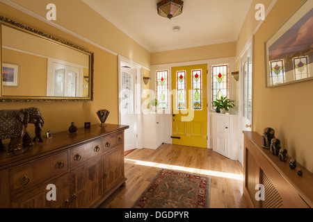 La porta anteriore e il corridoio di casa domestici Foto Stock