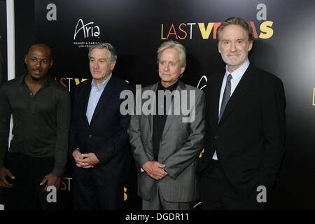 Las Vegas, NV, Stati Uniti d'America. Xviii oct, 2013. Romany Malco, Robert De Niro, Michael Douglas, Kevin Kline al dopo-party per ultimo VEGAS Premiere After-Party a HAZE, Aria Resort and Casino al centro della città di Las Vegas, NV Ottobre 18, 2013. Credito: James Atoa/Everett raccolta/Alamy Live News Foto Stock