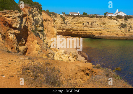 Nossa Senhora da Rocha Cappella, Spiaggia di Nossa Senhora da Rocha, Armaçao de Pera, Algarve, Portogallo. Foto Stock