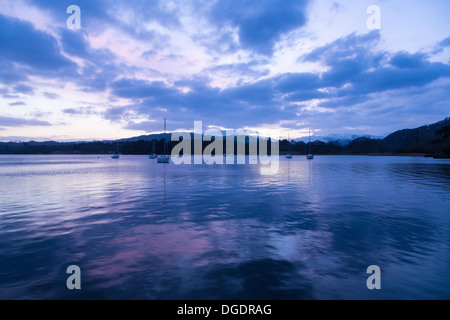 Ormeggiate barche sul lago di Windermere al crepuscolo, Inghilterra Foto Stock