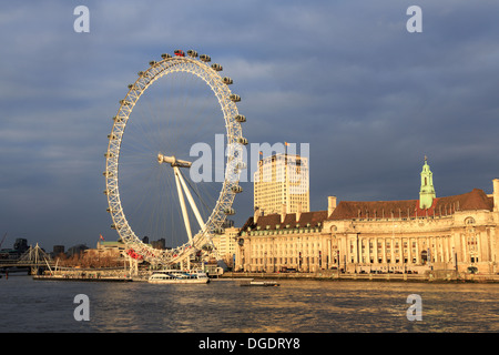 Il London Eye e la County Hall in serata calda luce Foto Stock