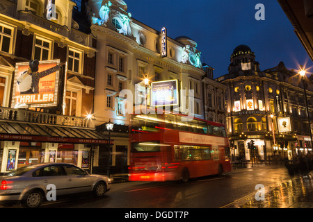 Shaftesbury Avenue e dai teatri del West End a Londra di notte Foto Stock