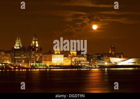 Luna crescente al di sopra dello skyline di Liverpool Foto Stock