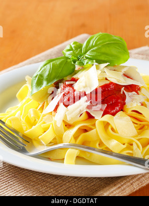 Tagliatelle con la salsa di pomodoro e scaglie di parmigiano Foto Stock