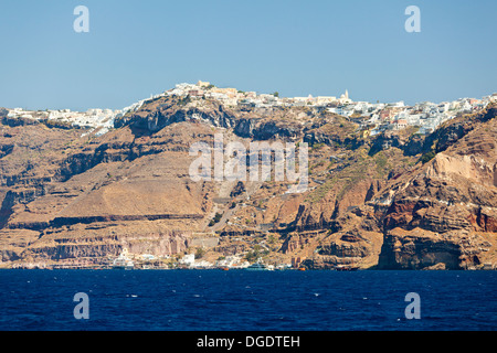 Fira la capitale di Santorini, Grecia visto dal livello del mare. Foto Stock