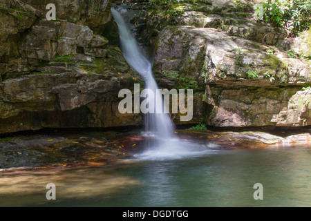 Buco blu cascata, Tennessee - una caduta nel pomeriggio ad una bella cascata, soft focus, azione sfocate acqua Foto Stock