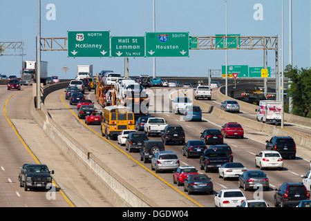 Il traffico pesante su Central Expressway Freeway 45 highway Dallas Texas USA Foto Stock