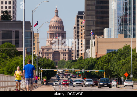 Traffico e gente cross S Congress Avenue bridge con lo skyline di Austin in Texas di sfondo USA Foto Stock