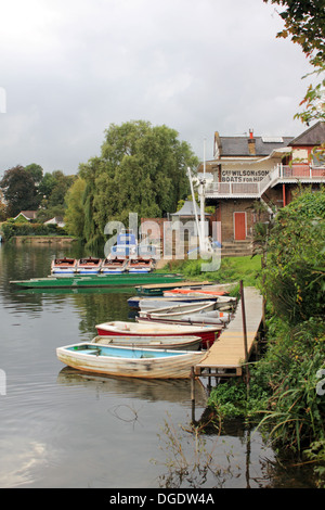 Barche sul Fiume Tamigi a Sunbury on Thames, Surrey, Inghilterra, Regno Unito. Foto Stock