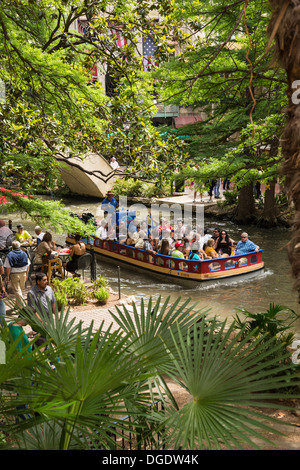 I turisti facendo un giro in barca lungo il San Antonio Riverwalk Texas USA Foto Stock