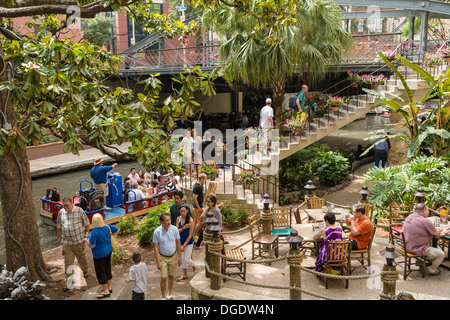 I turisti facendo un giro in barca lungo il San Antonio Riverwalk Texas USA Foto Stock