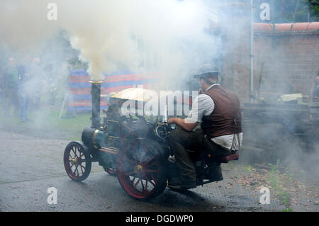 Papplewick, Notts, Regno Unito.Il 19 ottobre 2013. Un 1940's weekend al pompaggio Papplewick staion.rivisitare il tempo di guerra la Gran Bretagna con militari e civili di visualizza,anche bancarelle,classic i veicoli d'epoca,abbigliamento,e la casa di pompaggio in pieno vapore. Credito: Ian Francesco/Alamy Live News Foto Stock