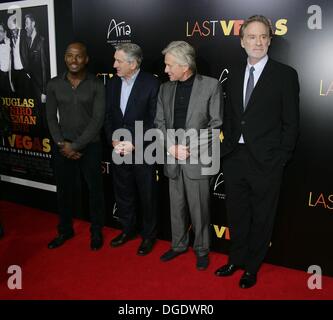 Las Vegas, NV, Stati Uniti d'America. Xviii oct, 2013. Romany Malco, Robert De Niro, Michael Douglas, Kevin Kline al dopo-party per ultimo VEGAS Premiere After-Party a HAZE, Aria Resort and Casino al centro della città di Las Vegas, NV Ottobre 18, 2013. Credito: James Atoa/Everett raccolta/Alamy Live News Foto Stock