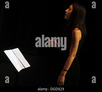 La donna sta cantando Foto Stock