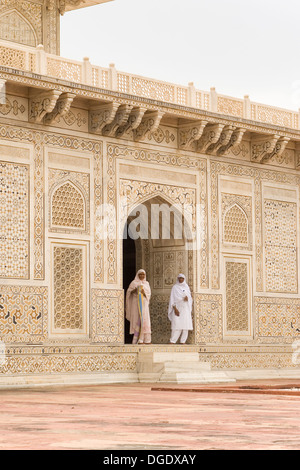 Le donne a Mirza Ghiyath Beg (Itmad-Ud-Daulah della tomba di) in Agra, India. La tomba è spesso definito "il Baby Taj'. Foto Stock