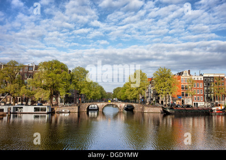 Vista sul fiume di Amsterdam nei Paesi Bassi, North Holland provincia. Foto Stock