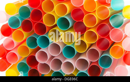 Primo piano della coloratissima cannucce potabile Foto Stock