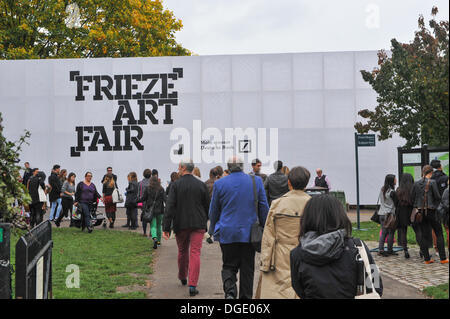 Regents Park, London, Regno Unito. Il 19 ottobre 2013. L ingresso del fregio Art Fair a Regents Park. Credito: Matteo Chattle/Alamy Live News Foto Stock