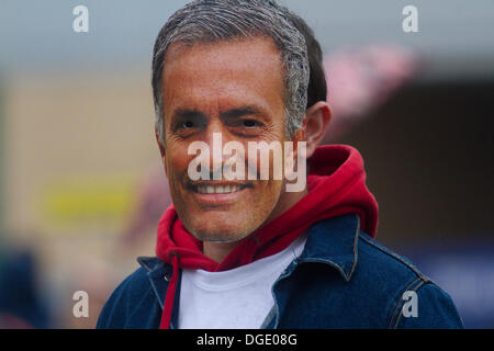 Stamford Bridge di Londra, Regno Unito. Il 19 ottobre 2013. Un sostenitore di calcio indossa una maschera di Chelsea manager Jose Mourinho come la premier league match tra Chelsea e Cardiff FC riprende dopo la International per la qualificazione della Coppa del mondo del credito di rottura: amer ghazzal/Alamy Live News Foto Stock