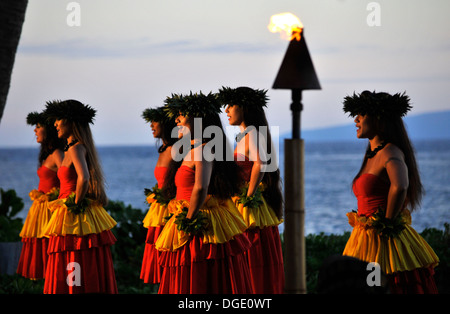 Hula dancers in un luau presentazione in un resort Lahaina Beach, Maui, Hawaii, STATI UNITI D'AMERICA Foto Stock