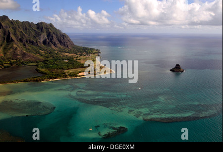 Veduta aerea delle montagne di Kualoa e dell'Isola di Mokoli'i (precedentemente conosciuta come il termine obsoleto 'cappello di Chinaman') nella Baia di Kaneohe, in Vento Oahu, Hawaii, USA Foto Stock