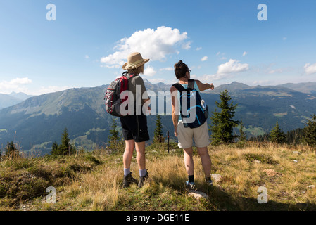 Due donne gli escursionisti ammirando la vista dalle cime del Madrisa a Klosters trail. Svizzera Foto Stock