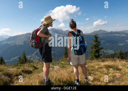 Due donne gli escursionisti ammirando la vista dalle cime del Madrisa a Klosters trail. Svizzera Foto Stock