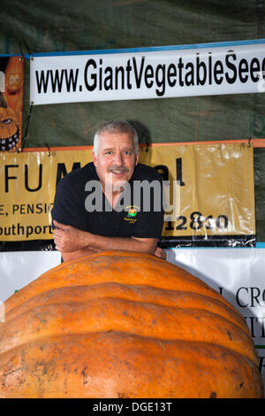 La zucca gigante concorrenza Southport, Regno Unito. Il 19 ottobre, 2013. MARK O'HANLON vincitore al mero Brow zucca gigante la concorrenza con il suo ingresso del peso di 797 libbre l'evento segna il diciannovesimo anno dell'evento e come solleva sempre quanto più denaro possibile per la carità. Grande varietà di zucche sono in mostra presso la celebrazione annuale della verdura diffusa. Semplice Brow è un piccolo villaggio in Lancashire, Inghilterra, situato tra Tarleton e banche. Foto Stock