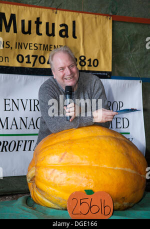 La zucca gigante concorrenza Southport, Regno Unito. Il 19 ottobre, 2013. Signor Dave Turley, presentatore, con il suo ingresso al semplice Brow zucca gigante della concorrenza. L'evento segna il diciannovesimo anno dell'evento e come solleva sempre quanto più denaro possibile per la carità. Grande varietà di zucche sono in mostra presso la celebrazione annuale della verdura diffusa. Semplice Brow è un piccolo villaggio in Lancashire, Inghilterra, situato tra Tarleton e banche. Foto Stock