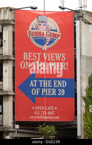 Bubba Gump Shrimp Company restaurant sign, Fisherman's Wharf di San Francisco, California, Stati Uniti d'America. Foto Stock