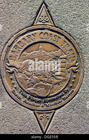 Un medaglione di bronzo incorporato nella marcatura sul marciapiede di Barbary Coast sentiero a piedi. Fisherman Wharf di San Francisco, Stati Uniti d'America. Foto Stock