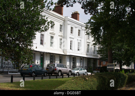 Regency case a schiera Lansdowne Crescent in Leamington Spa Warwickshire. Visto attraverso gli alberi. Foto Stock