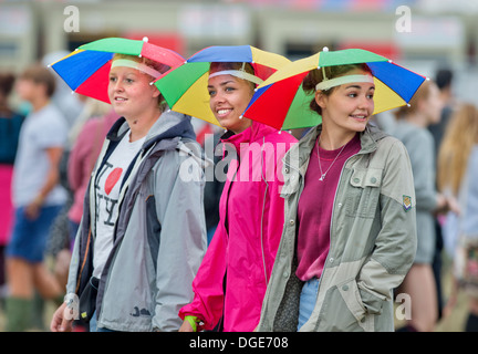 Il Festival della lettura - ragazze con ombrellone Cappelli testa per il palco principale Aug 2013 Foto Stock