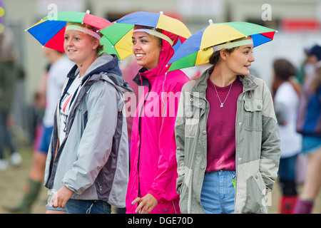 Il Festival della lettura - ragazze con ombrellone Cappelli testa per il palco principale Aug 2013 Foto Stock