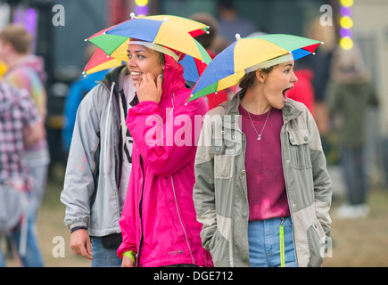 Il Festival della lettura - ragazze con ombrellone Cappelli testa per il palco principale Aug 2013 Foto Stock