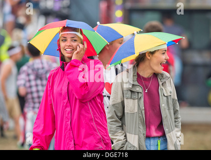 Il Festival della lettura - ragazze con ombrellone Cappelli testa per il palco principale Aug 2013 Foto Stock