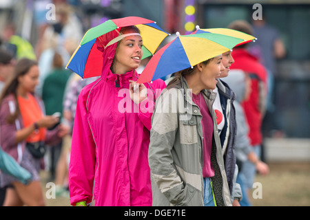 Il Festival della lettura - ragazze con ombrellone Cappelli testa per il palco principale Aug 2013 Foto Stock