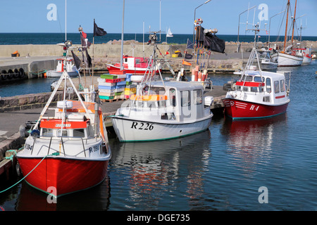 Colorate barche da pesca nel porto di Svaneke su Bornholm, Danimarca Foto Stock