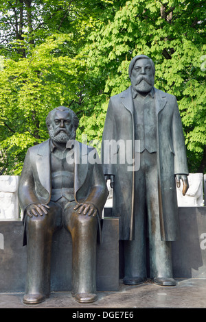 Marx e Engels statue in Berlino, Germania Foto Stock