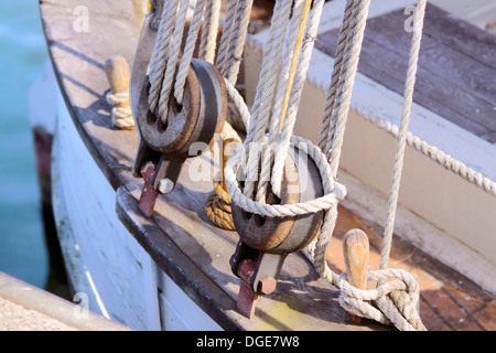 Corde di vecchia barca a vela nel porto di Svaneke su Bornholm, Danimarca Foto Stock