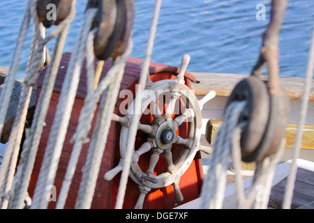 Il timone della vecchia barca a vela nel porto di Svaneke su Bornholm, Danimarca Foto Stock