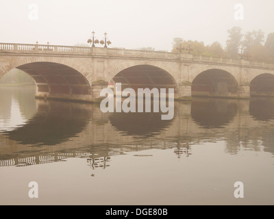 Ponte sul Fiume Tamigi a Kingston, Inghilterra Foto Stock