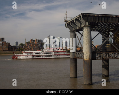 Abbandonato wharf sul Fiume Tamigi, Greenwich, Inghilterra Foto Stock