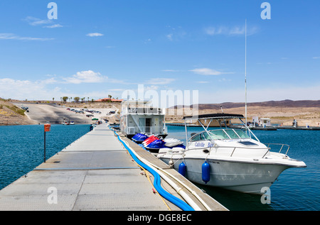 Callville Bay Resort and Marina guardando verso il ristorante sulla collina, che ha usato per essere direttamente sul lungomare, il Lago Mead, Nevada, STATI UNITI D'AMERICA Foto Stock