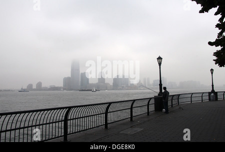 La pesca nel fiume Hudson su un nebbioso giorno in New York Foto Stock