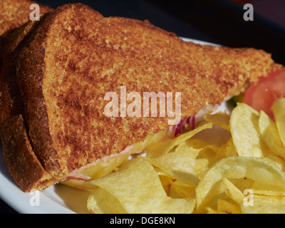 Formaggio tostato panino con patatine Foto Stock