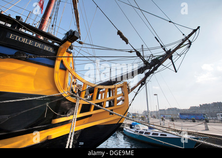'Etoile du Roy" XVIII secolo fregata, St.Malo Harbour, Bretagna Francia del nord Europa Foto Stock