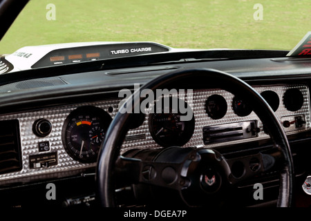 Close up di un Turbo Charge automobile Pontiac cruscotto, American Club Auto International classic car show 2013, Northampton, Inghilterra Foto Stock