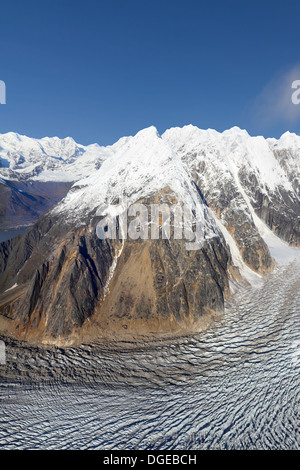 Alaska Mountain Range con Ruth ghiacciaio in primo piano nei pressi del Monte McKinley, Parco Nazionale di Denali Foto Stock