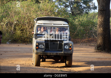 La fauna selvatica jeep safari con i turisti a bordo in Yala National Park, Sri Lanka Foto Stock